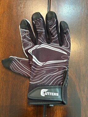 Cutters Black & White Performance Right Hand Football Glove, Youth L/XL